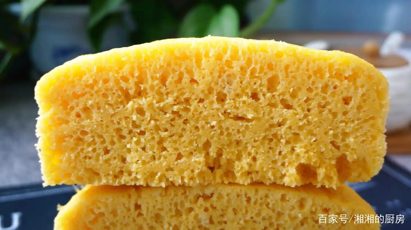 玉米面发糕最简单的做法,不和面不揉面,出锅香甜松软,人人会做