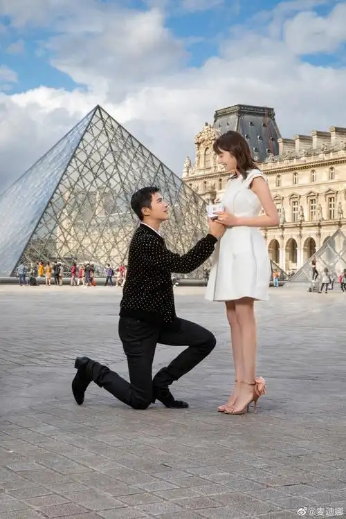 姜潮卢浮宫前跪地求婚麦迪娜,高颜值夫妻相拥甜笑超幸福