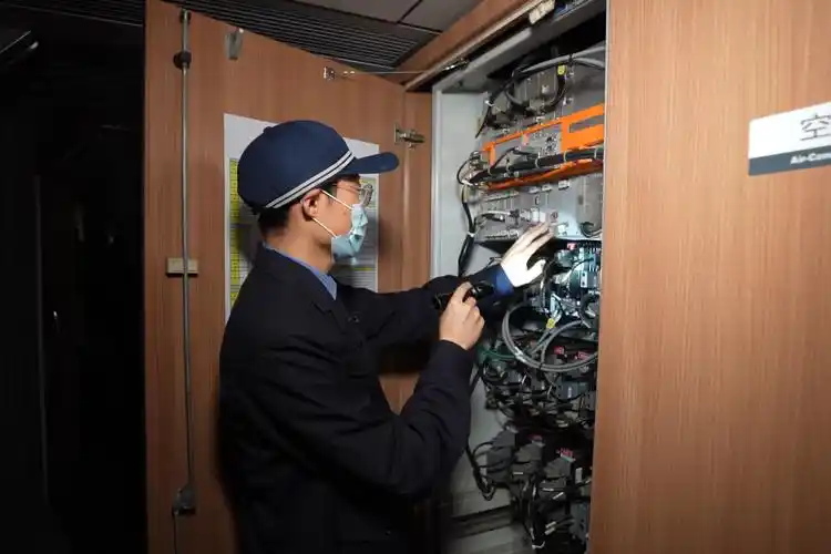 孙祥杰在检查列车电气柜中的设备(国铁济南局青岛电务段供图)对于高铁