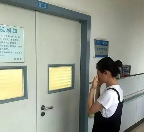 殷梦婷在重症监护病房外焦急等待