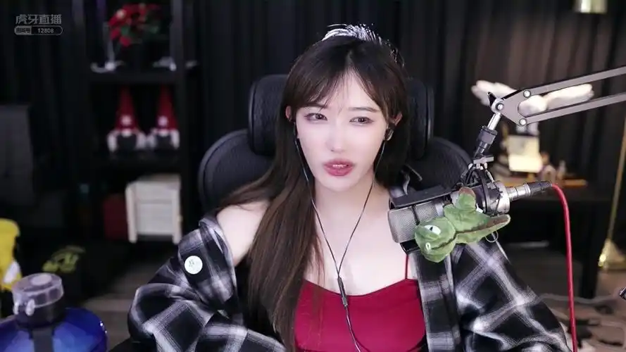 lol女主播送"唇印"写真!保底消费3k获得,粉丝:能附魔脚吗?