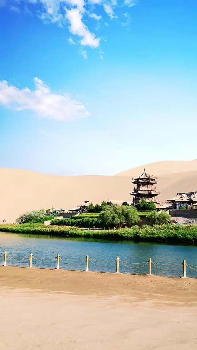 敦煌鸣沙山月牙泉,位于甘肃省酒泉市敦煌市,月牙泉地处鸣沙山的环抱之