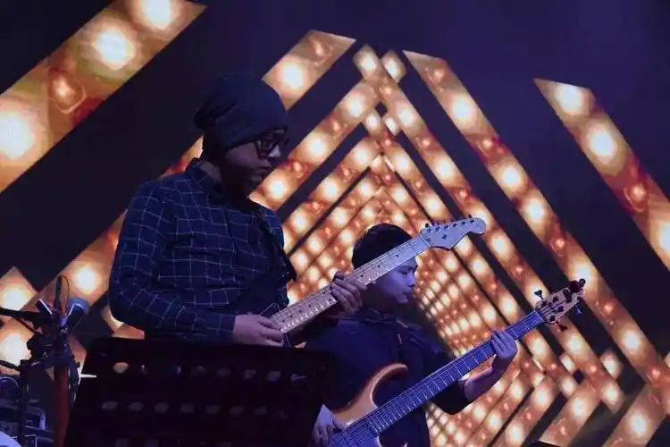 更让现场观众惊讶的是,"绝对男人"钟声也前来助兴,一首《爱情》让现场