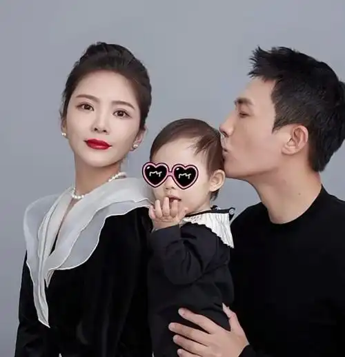 杜淳一家三口拍全家福!女儿继承高颜值像童星,娇妻打扮得像名媛