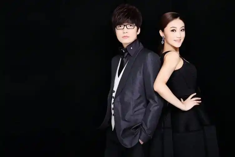 王小玮 :因为结婚,反而导致组合分裂,男成员直接消失在人海_小海_凤凰