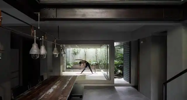 原创设计师巧用天井,原本闲置40年的地下室,硬被爆改成庭院别墅