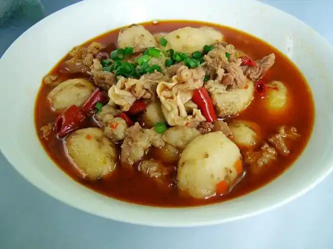 p>芋头炖牛肉是一道由芋头,牛肉为主要材料,盐,味精等为调料制作而成