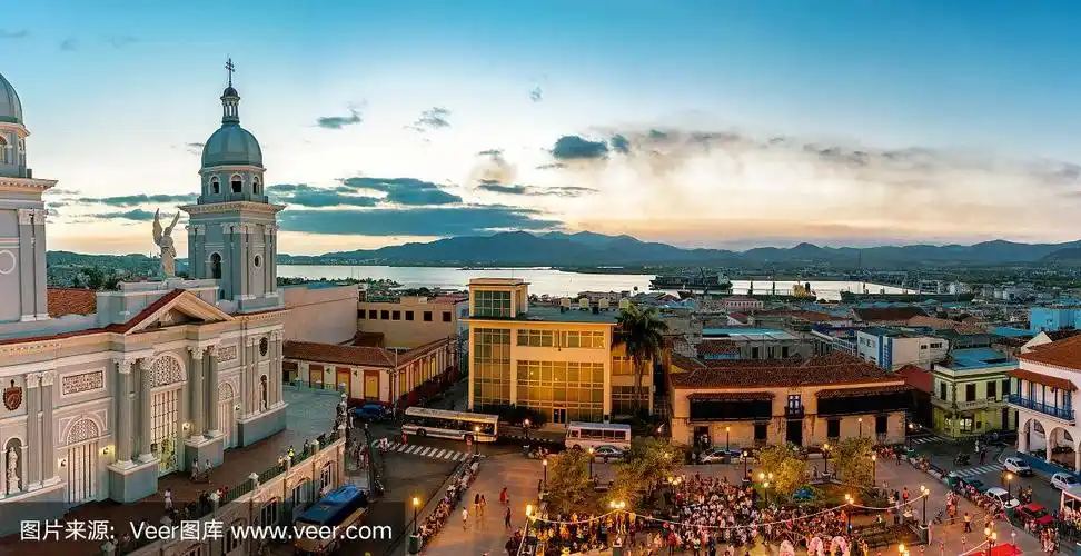 圣地亚哥德古巴湾的全景,大教堂和海港