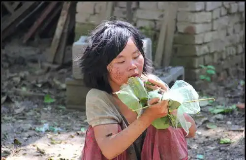 6岁的她独自撑家,一句话,引得众人落泪!