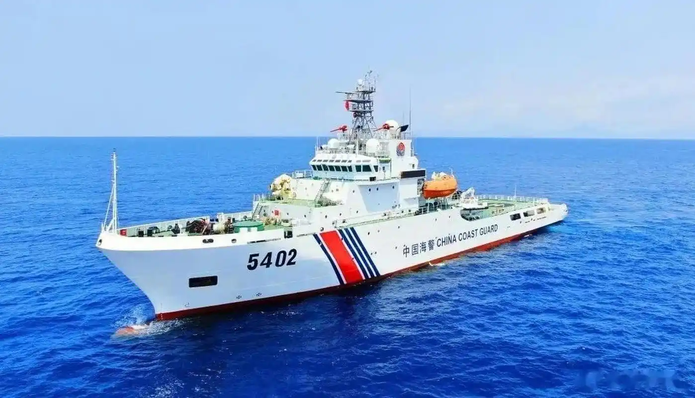 外推称中国海警5402舰今天(18日)上午在300米内超近距驶过马来西亚近