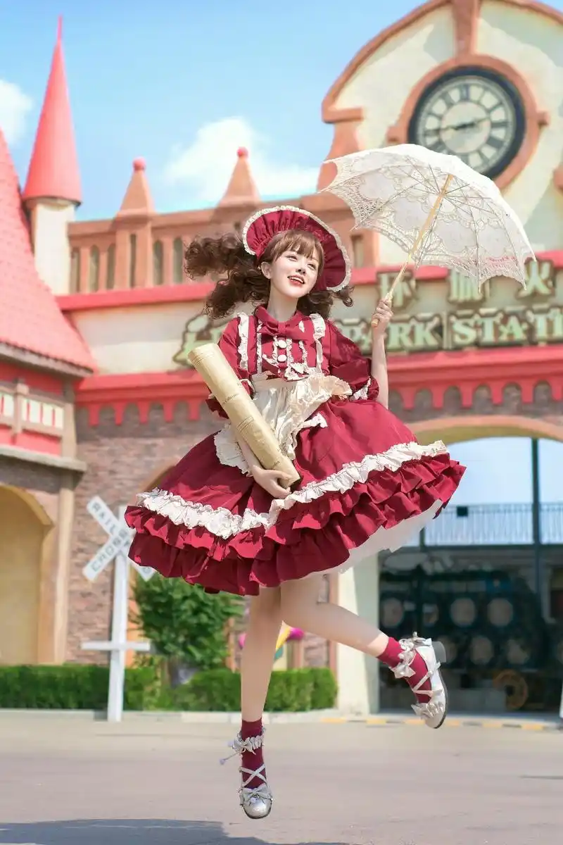 今天就让我们一起来欣赏小姐姐——中二烧酒圆kami的一组lolita写真