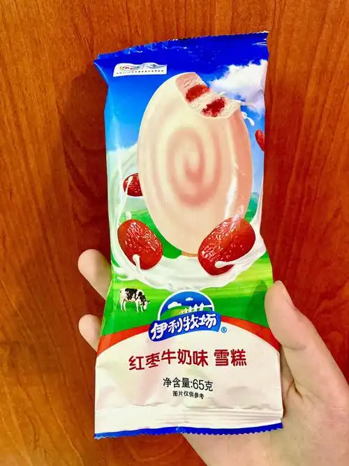 今天来吃这一个冰棍,看到这包装好古早的感觉,小时候吃这款伊利牧场