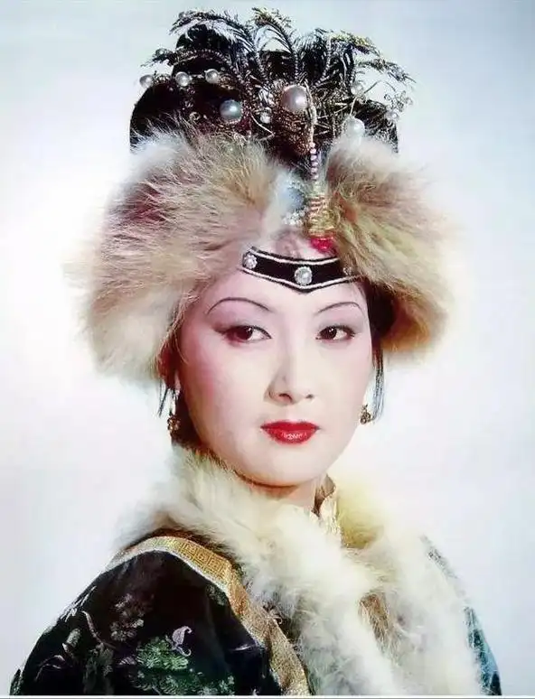 演员邓婕饰演的王熙凤