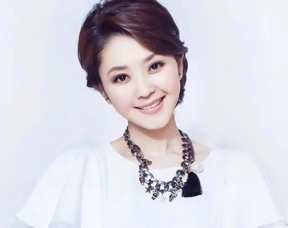 方琼的人生经历充满了跌宕起伏和挑战,但她凭借着坚韧的毅力和对梦想