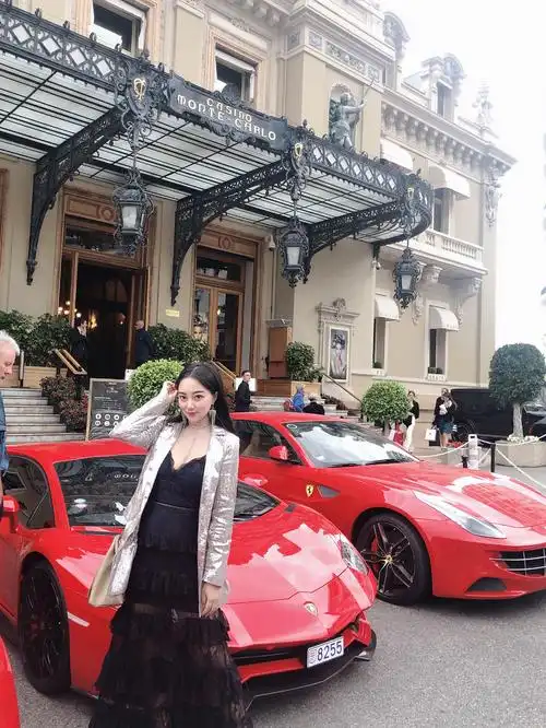 女星袁茵茵出席摩纳哥皇室舞会王妃气质十足