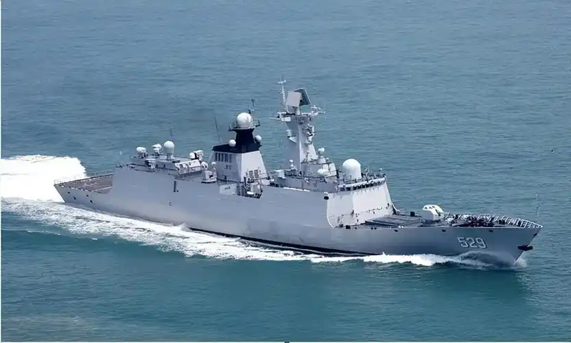 2艘满载排水量3900吨的054型护卫舰,即525马鞍山舰和526温州舰,舰上没