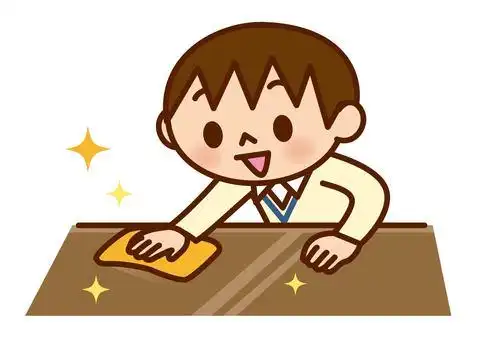 男孩擦桌子
