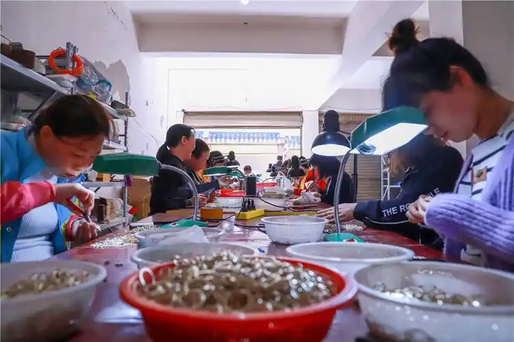 【大国小鲜@基层之治】贵州黔西:扶贫车间加工小饰品 易搬群众实现