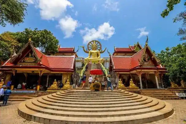 大佛寺苏梅岛著名的景点感受泰国佛教文化的深厚底蕴