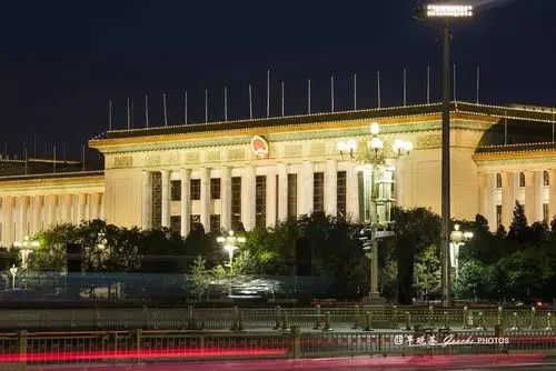 北起天安门,南至正阳门,东起国家博物馆,西至人民大会堂,南北长880米