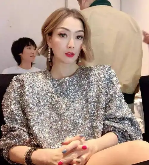 郑秀文的这件衣服虽然有种混搭的感觉,但是论身高真的是一流了.