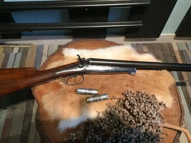 一把装饰简单的双管猎枪,制作于1934年,由瑞典一家枪械工厂制作
