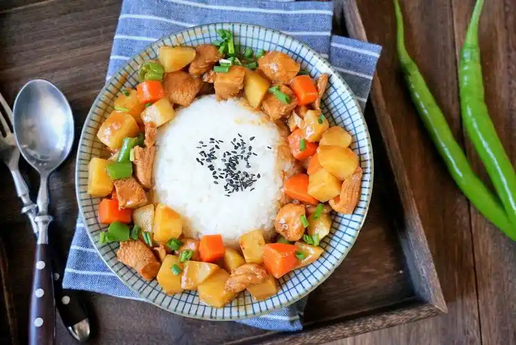 米饭别再炒了,做成土豆鸡肉拌饭,色香味俱全,好吃到舔盘