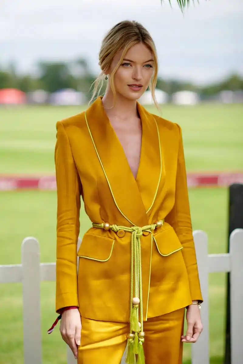 维密超模martha hunt,出席马球会,金光闪烁很好看!