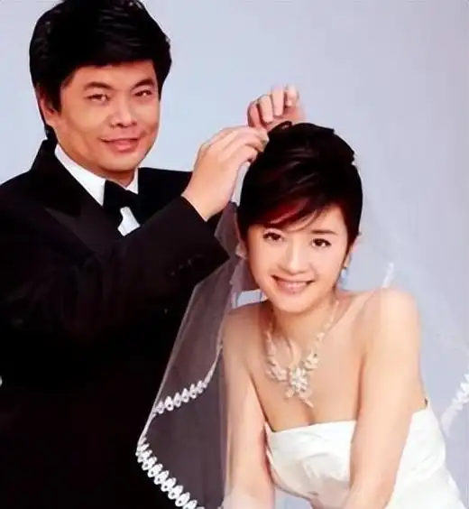 主持人许戈辉:事业当红离开央视,嫁富商后与老公前妻如同姐妹