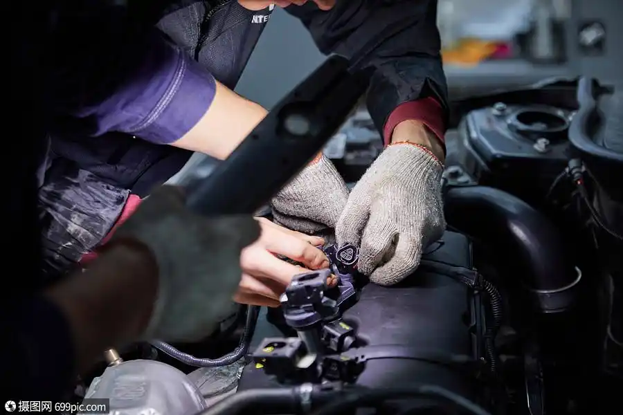 汽修工使用照明灯修理汽车故障排查车辆零件检查特写