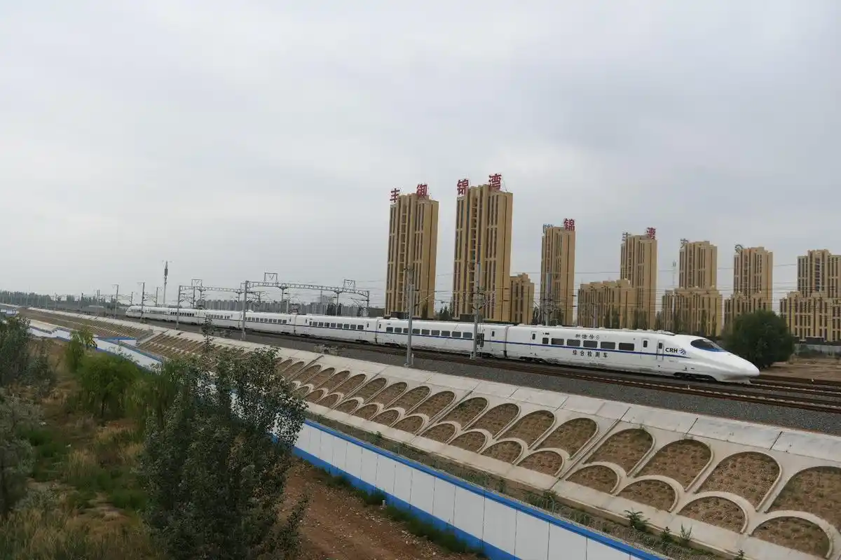 6月21日10时20分许,检测动车经过银川东站.