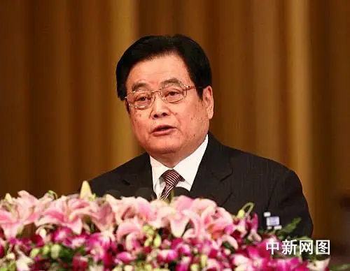 四川省人民政府省长蒋巨峰作政府工作报告. 摄影:张浪