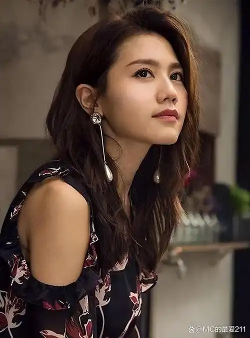 6,冼色丽冼色丽于1982年出生在广东肇庆,2000年,18岁的她通过获得广东