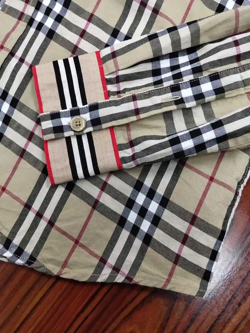 burberry经典的格子图案,独特的布料功能和大方优雅的剪裁