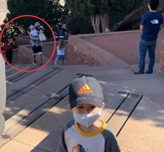 郑爽女儿正脸首曝光!依偎爸爸肩头超可爱,张恒携两娃出游显父爱