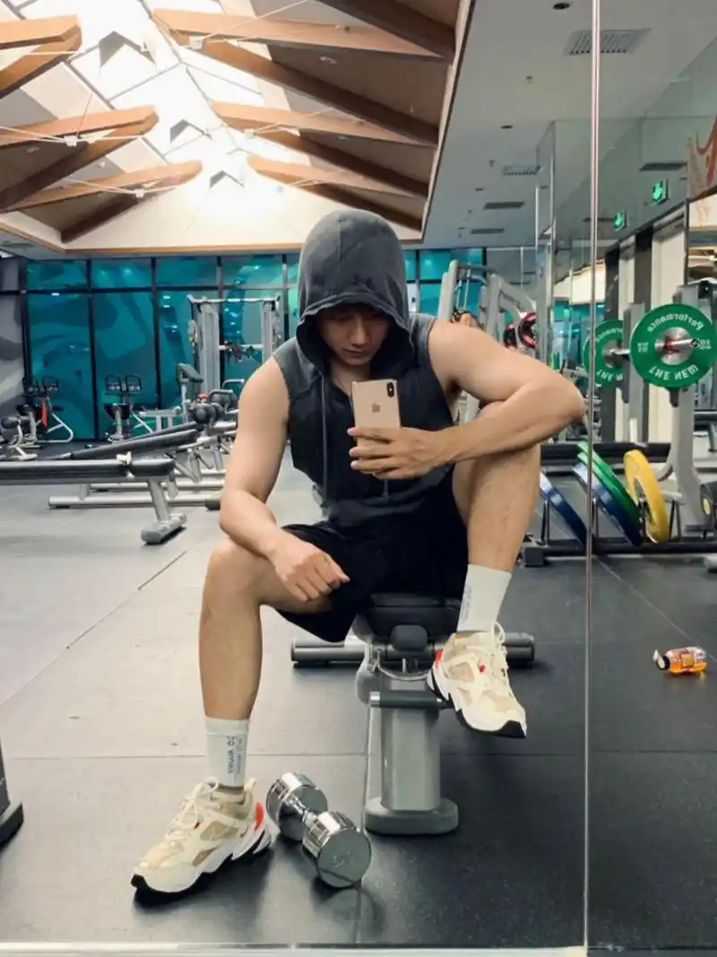 健身房男生拍照攻略(多图女生勿进) 首先明确为什么要在健身房拍照,最