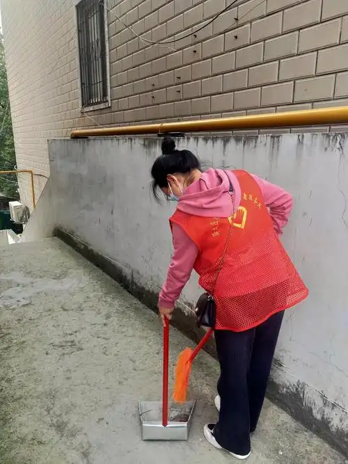 社区打扫卫生旧小区家属院楼卫生彻底清扫营造干净整洁生活环境