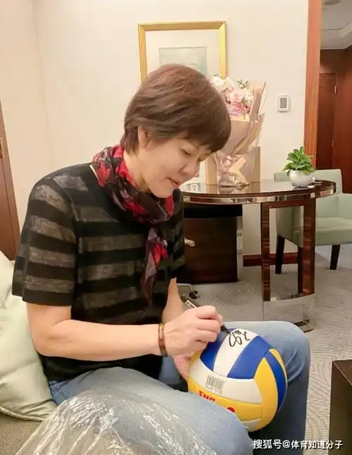 原创有钱人的生活!郎平在上海高档餐厅宴请宾客,帝王绿翡翠项链抢镜