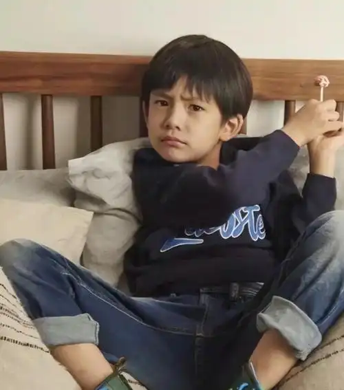 多少亿都救不了李嘉欣的儿子,母子共浴接吻,怎么当妈的?