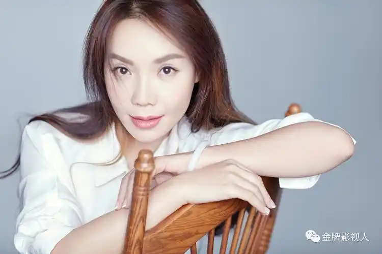 女神"朱茵的复出欣喜期待时,悦幕君更好奇影片幕后的第一功臣导演戴玮