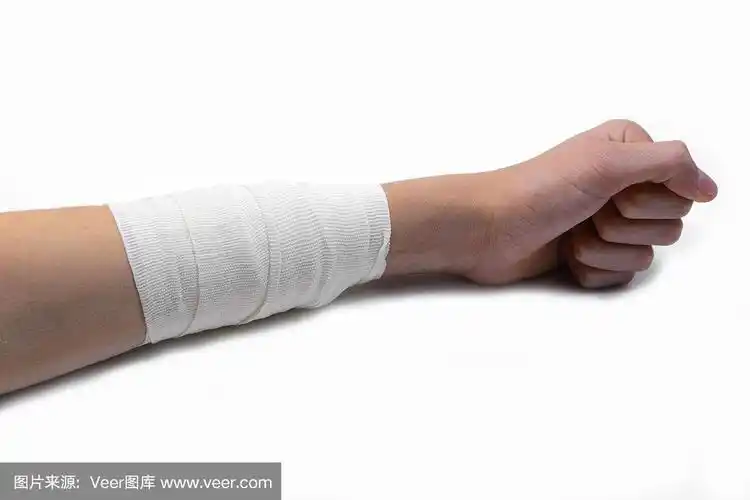 用无菌纱布包扎一个男孩的手臂