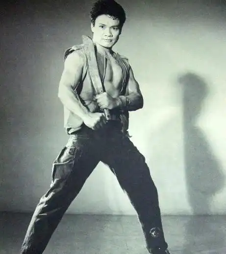 跟郭追,江生,鹿峰,孙建齐名,据悉,罗莽在短短五年时间里演了18部功夫