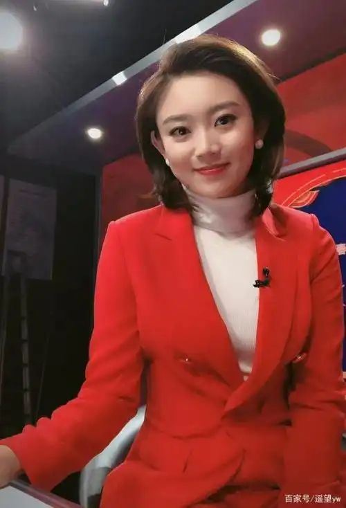 等着我:主持人李七月荧屏上和生活中截然不同,差距之大让人吃惊