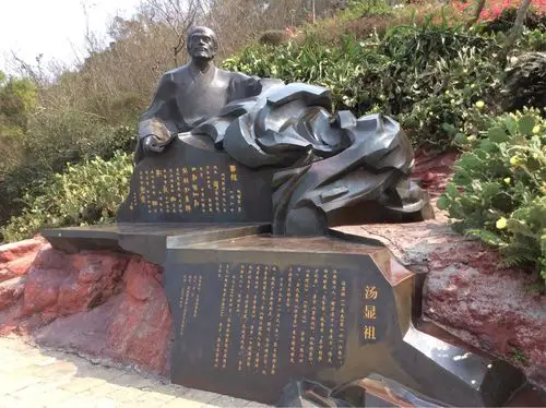 四百多年前,明代著名戏剧家汤显祖游览该岛,写下"日射涠洲廓,风斜别岛