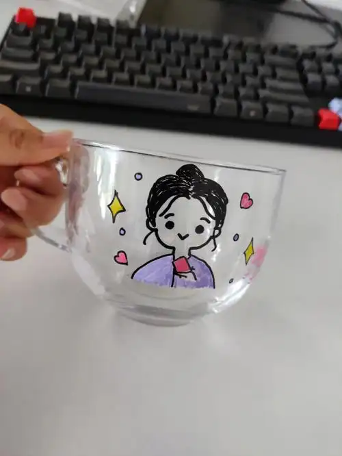 给小朋友画了2个杯子原来的杯子顿时可爱