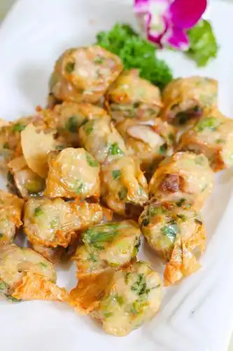 闽味炸肉丸,脆炸肉卷,每一口都是正宗闽南味,酥脆的外皮包裹着浓烈的