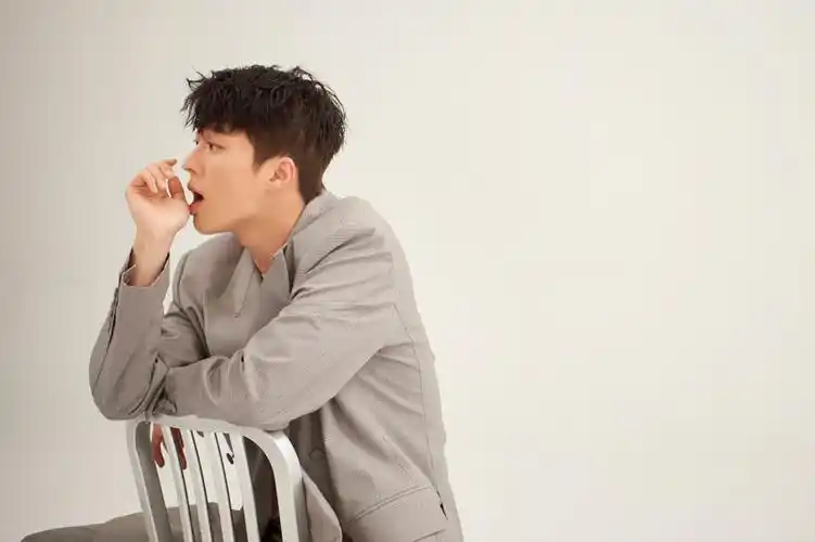 张基龙穿了西装