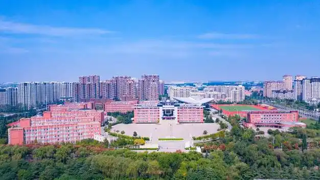 近年来,青岛市即墨区实验高级中学(以下简称学校)扩展智慧教学,建设