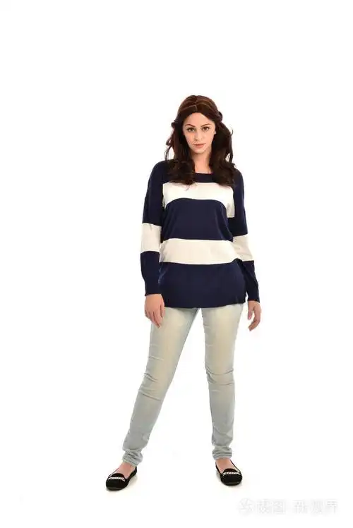 站立的姿势在白色演播室背景