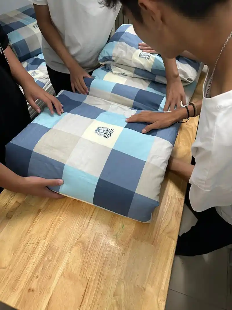 军训叠被日常.#豆腐块被子 #叠被子 #学生宿舍 - 抖音